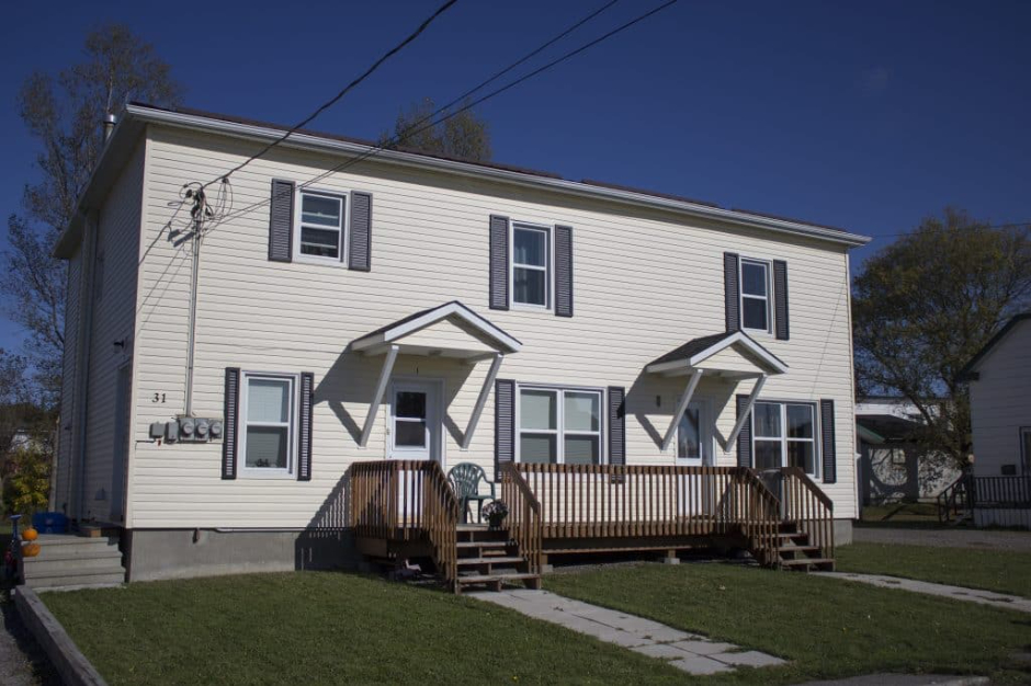 WSIB-insured crew from Quality Contracting following Ontario building codes for safe siding installation in Verner.